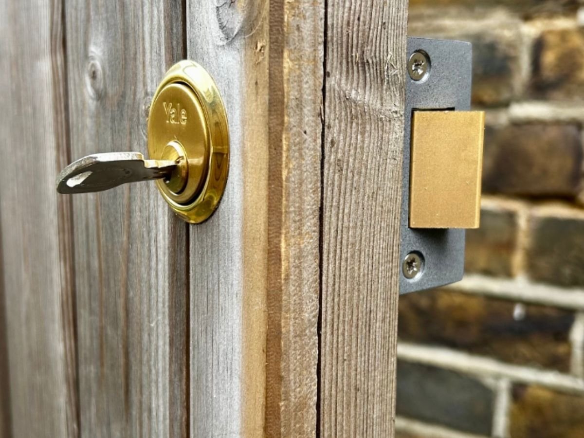 Locks on Sea fitted a golden Yale lock to a customers side gate in Essex. The previous was getting stuck and put the security of the home at risk.